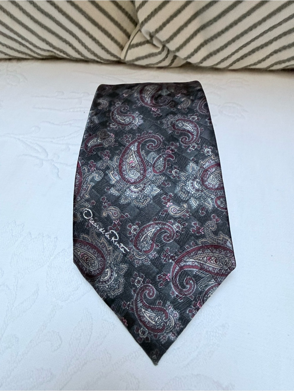 Oscar de la Renta Black and Burgundy Paisley Silk Tie